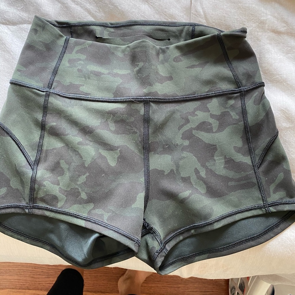 Lululemon in movement short size 6 camo